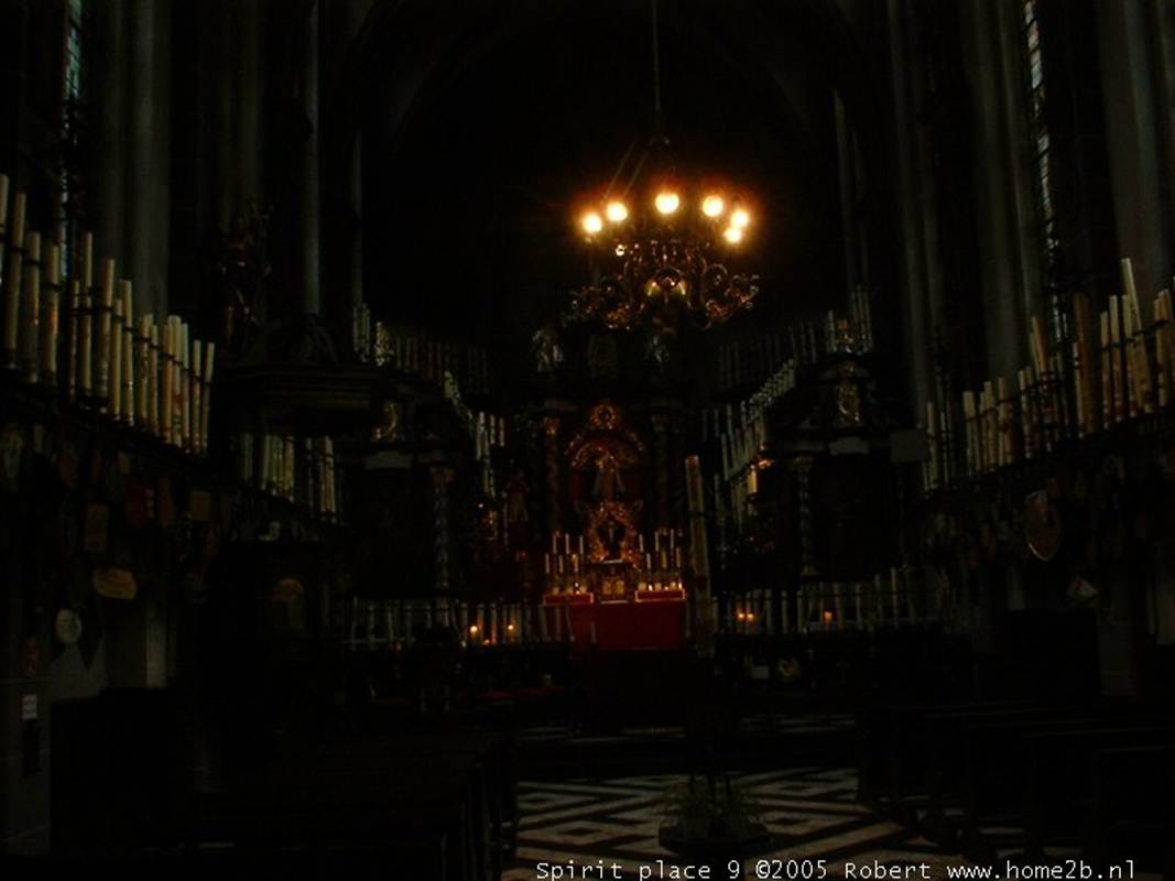 Beschrijving: 09 Kevelaer-chapel-candles-dark-800p-85perc